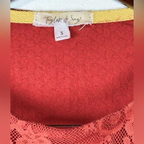 Taylor & Sage shirt with floral prints and lace and crochet Red Sz S‎ - Picture 5 of 11